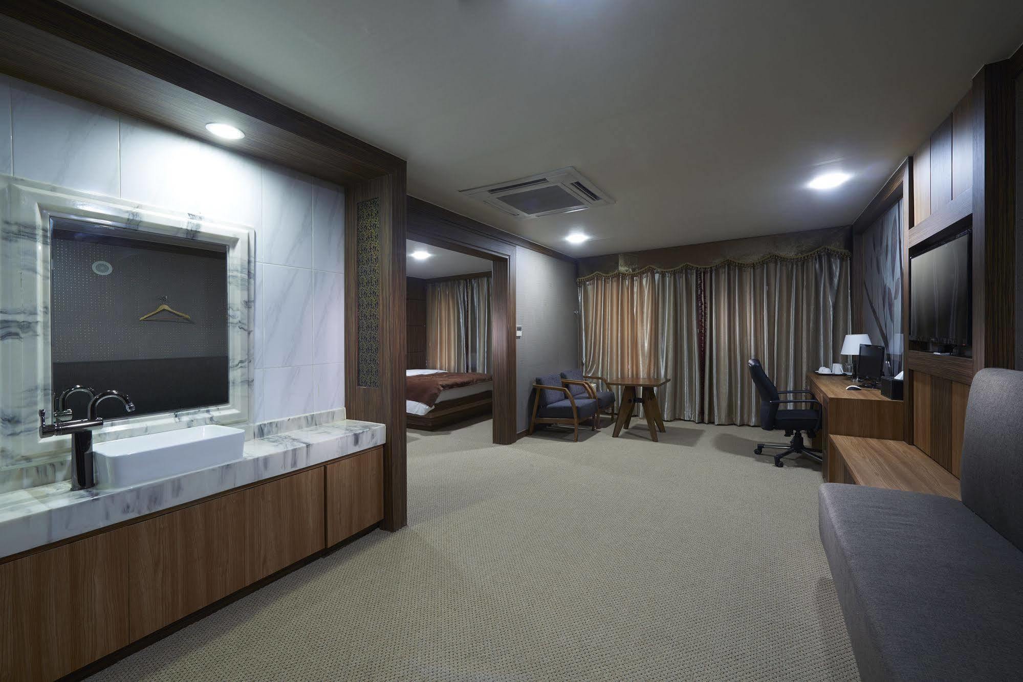 Benikea Premier Hotel Siheung Екстер'єр фото
