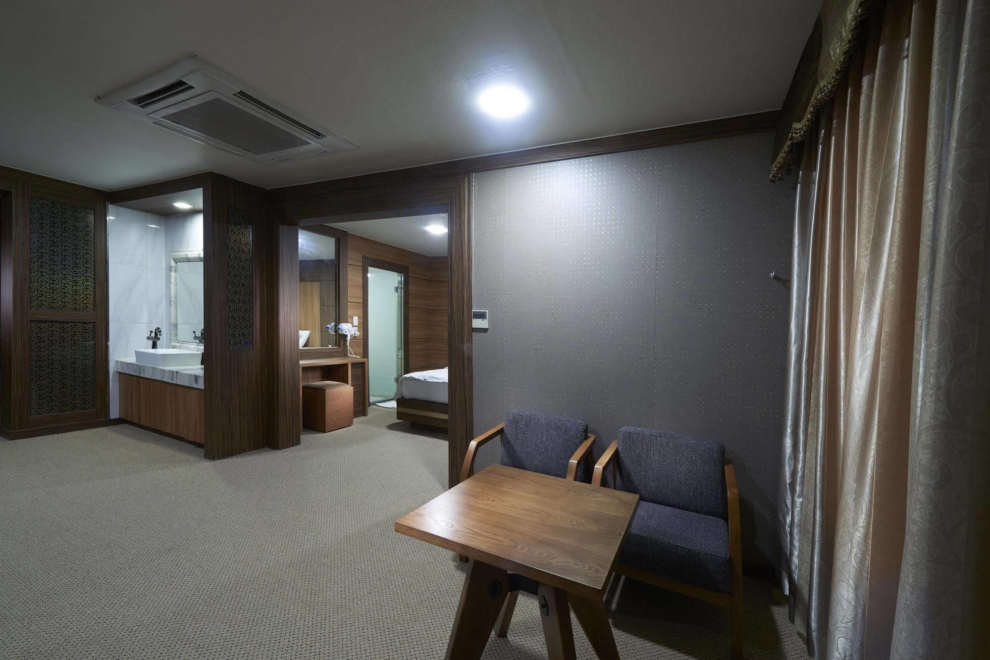 Benikea Premier Hotel Siheung Екстер'єр фото