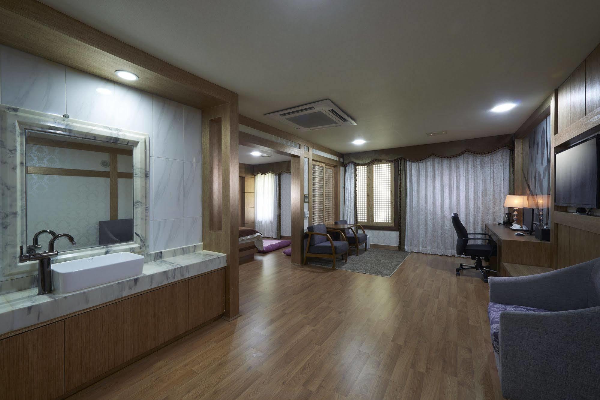 Benikea Premier Hotel Siheung Екстер'єр фото