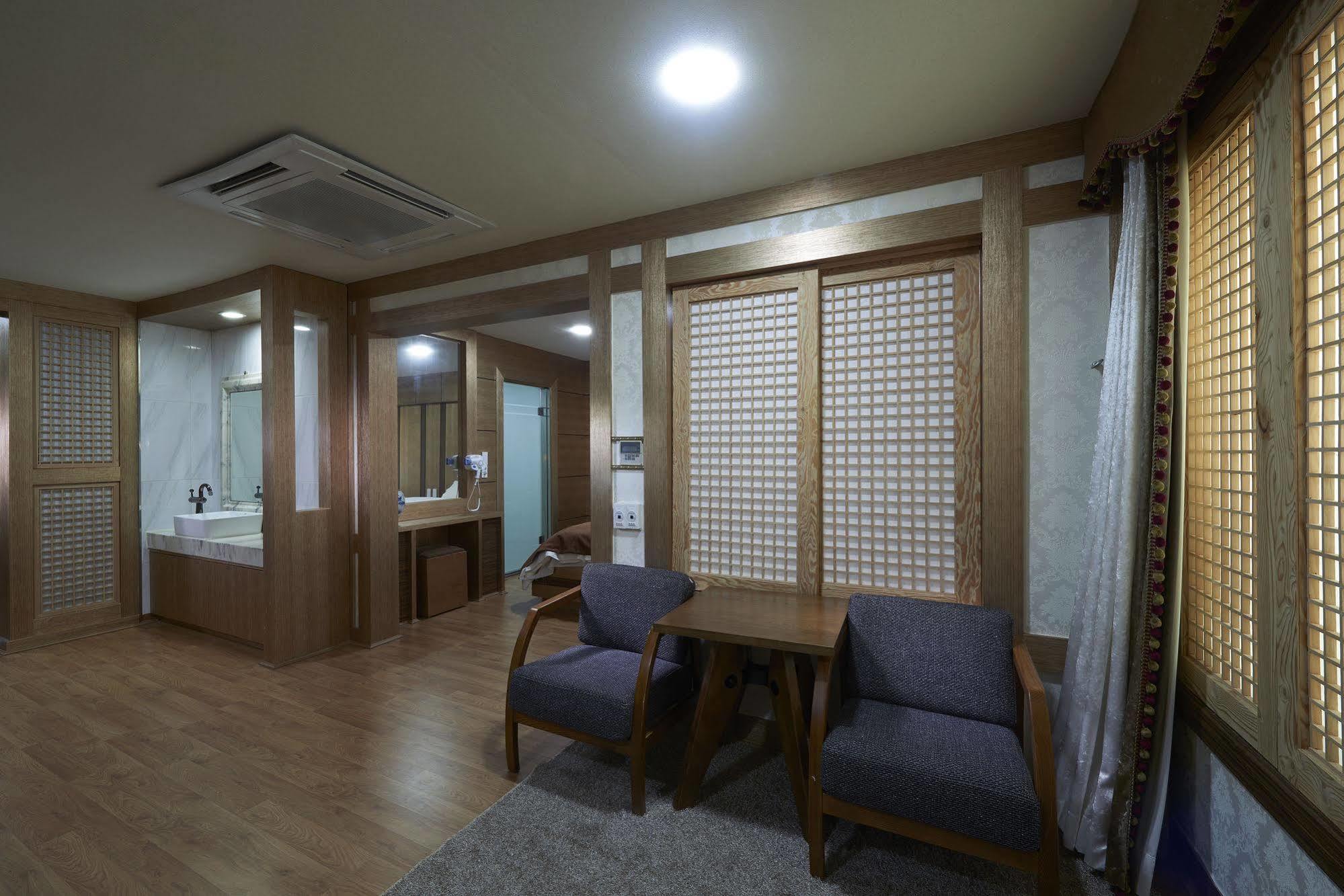 Benikea Premier Hotel Siheung Екстер'єр фото