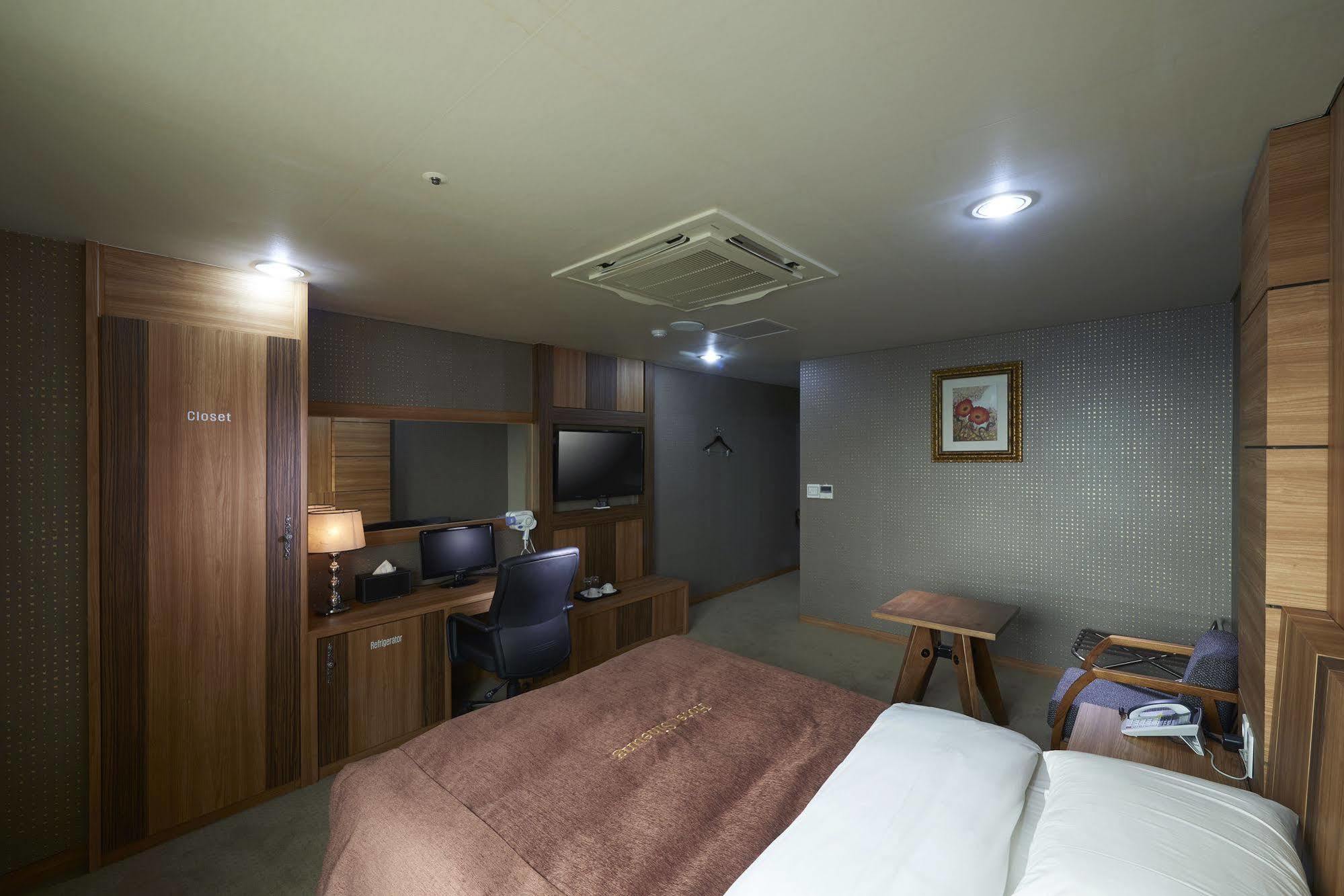 Benikea Premier Hotel Siheung Екстер'єр фото