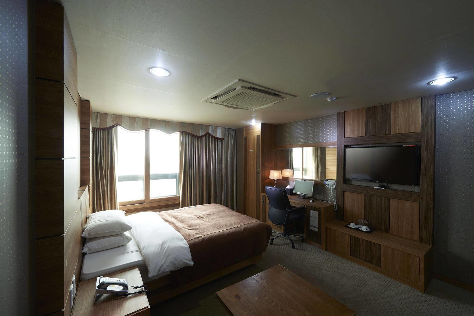 Benikea Premier Hotel Siheung Екстер'єр фото