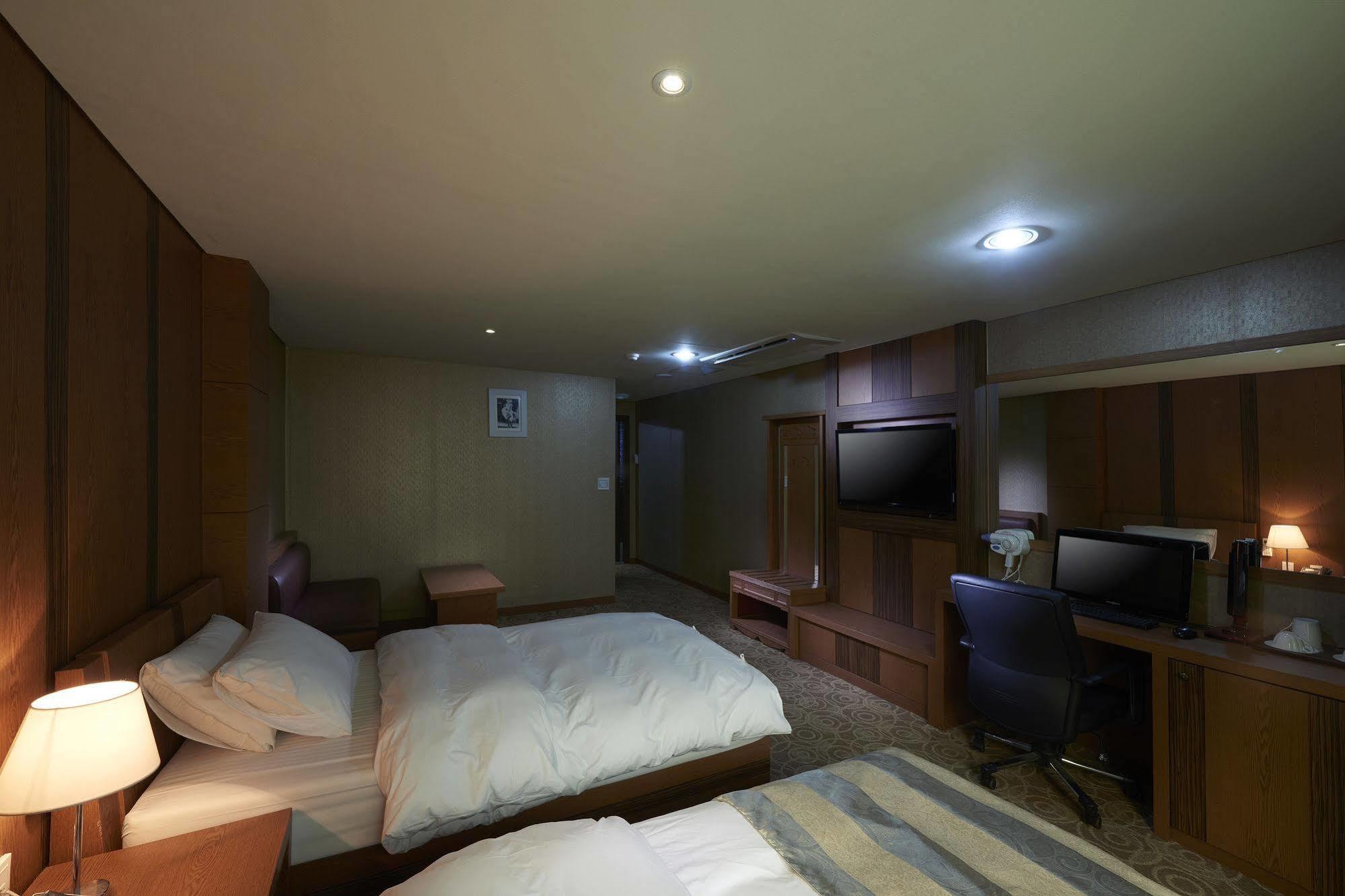 Benikea Premier Hotel Siheung Екстер'єр фото