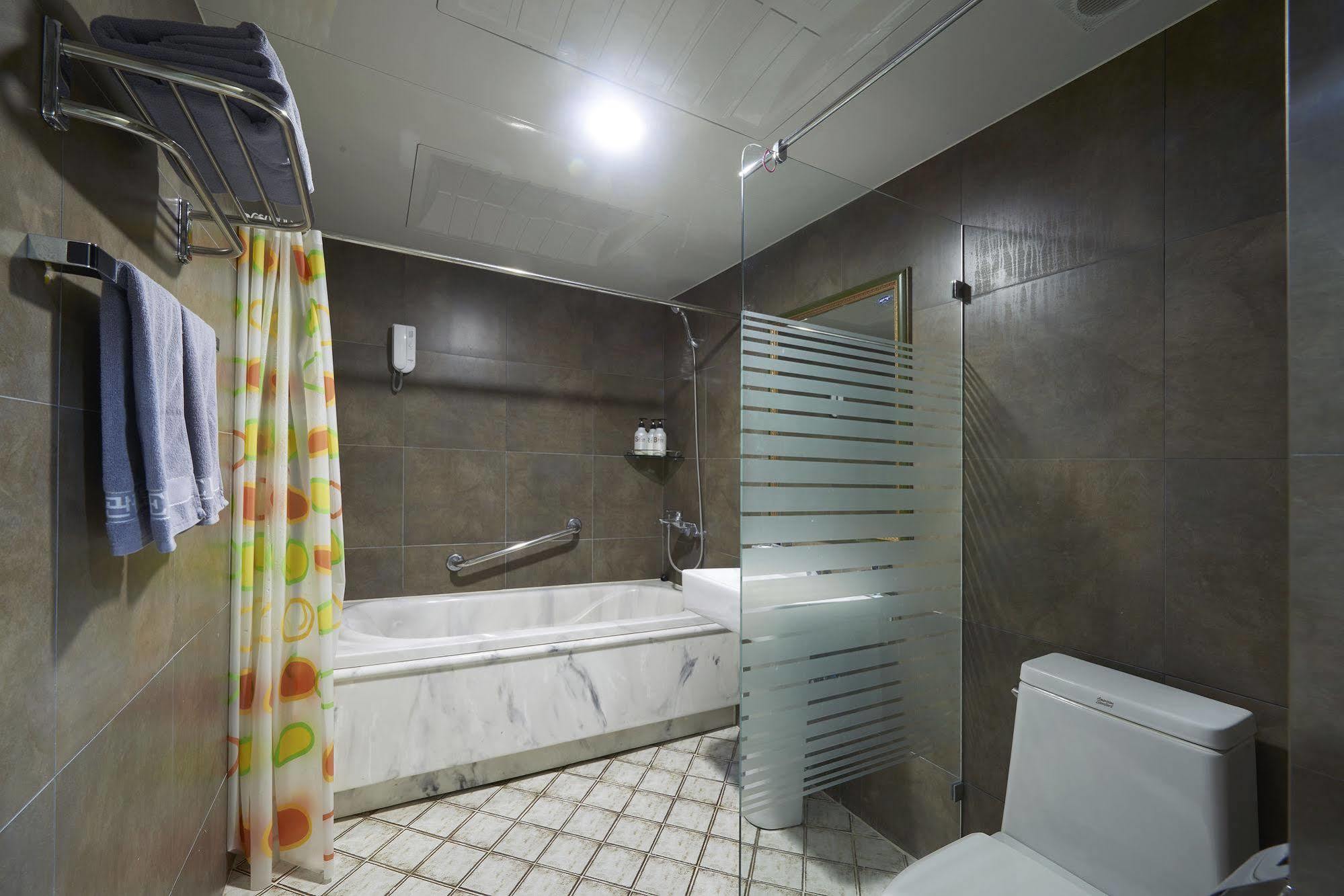 Benikea Premier Hotel Siheung Екстер'єр фото