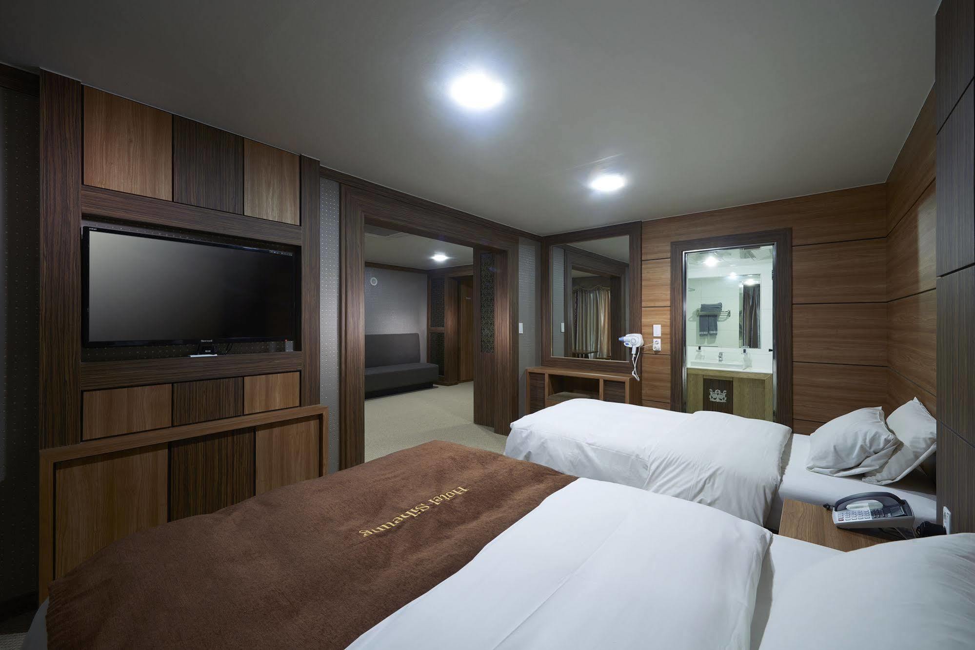 Benikea Premier Hotel Siheung Екстер'єр фото