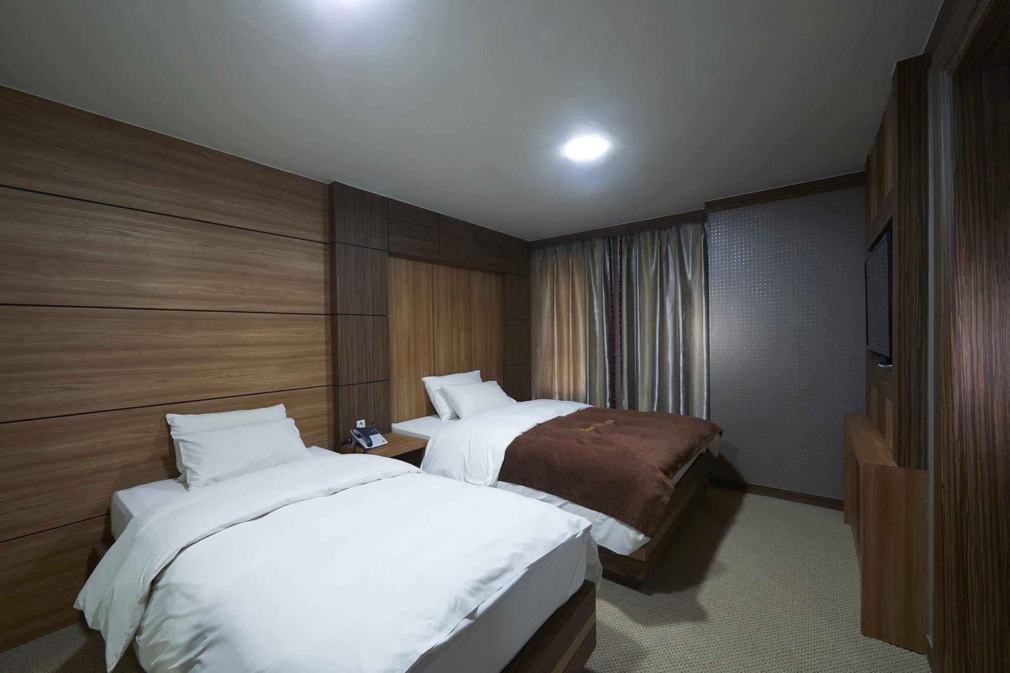 Benikea Premier Hotel Siheung Екстер'єр фото