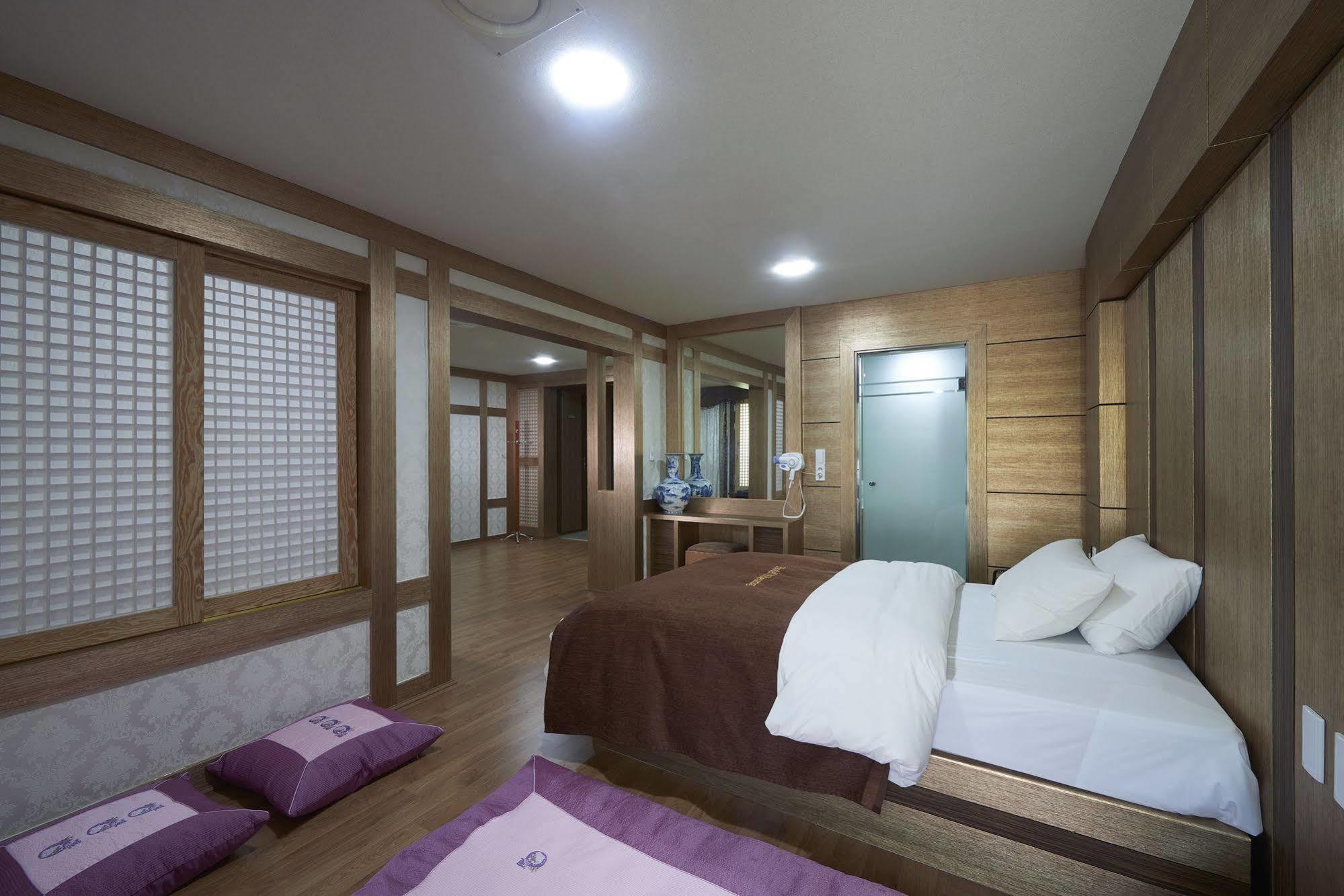 Benikea Premier Hotel Siheung Екстер'єр фото